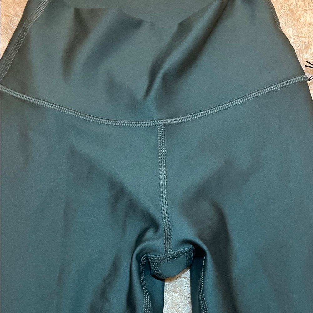 NWT Alo 7/8 High-Waisted air lift Leggings in winter Ivy. XS. - Picture 2 of 8
